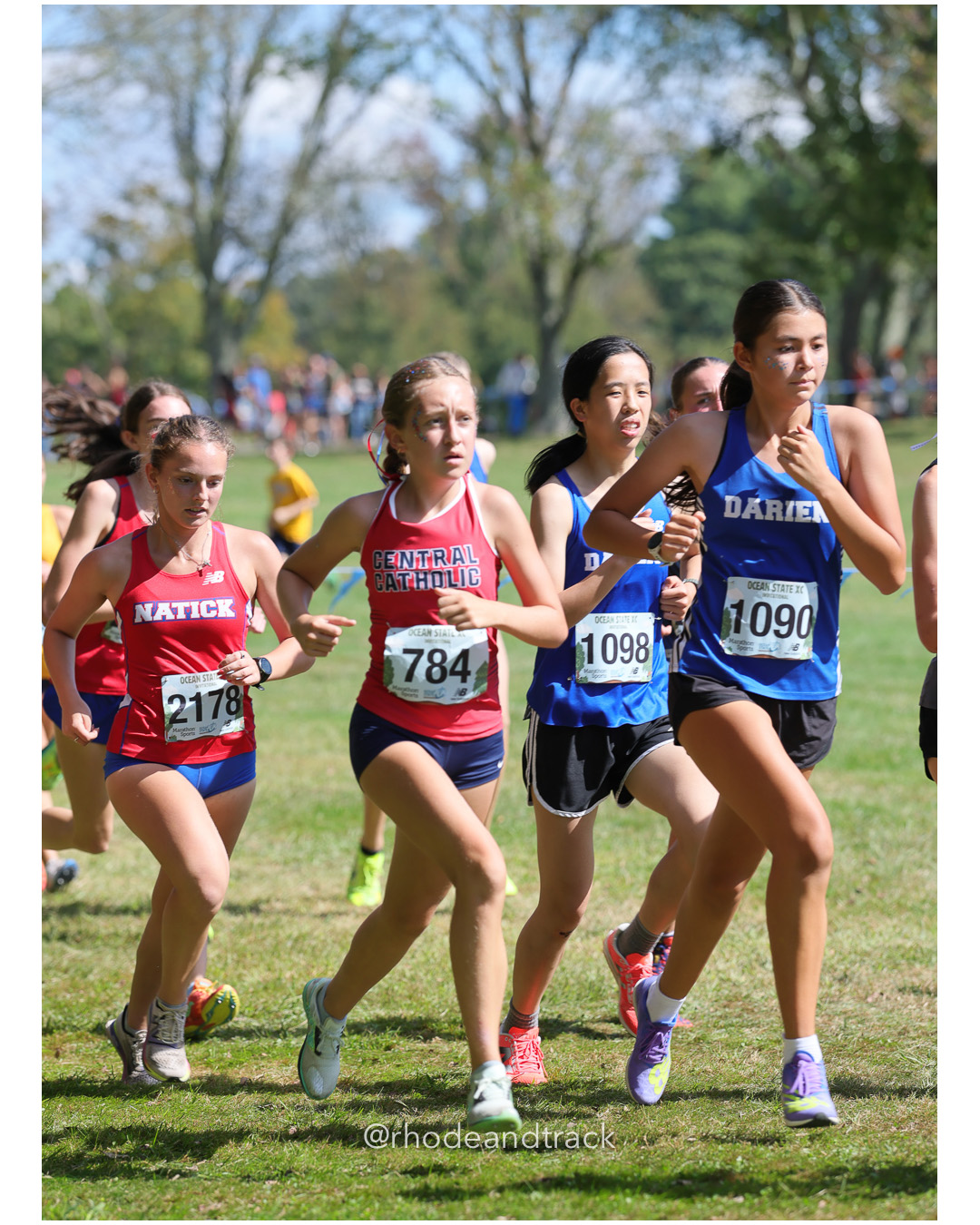 Samantha McMorrow – Natick High School - Calista King – Central Catholic High School - Jasmine Su – Darien High School - Mischa Gagliardi – Darien High School - 2025 RI Ocean State XC Invitational - Goddard Memorial Park - Warwick, RI - September 27 2025 File: ./250927-2025-ocean-state-xc-invitational-warwick-ri-248-296A6479.jpg Samantha McMorrow – Natick High School - Calista King – Central Catholic High School - Jasmine Su – Darien High School - Mischa Gagliardi –…