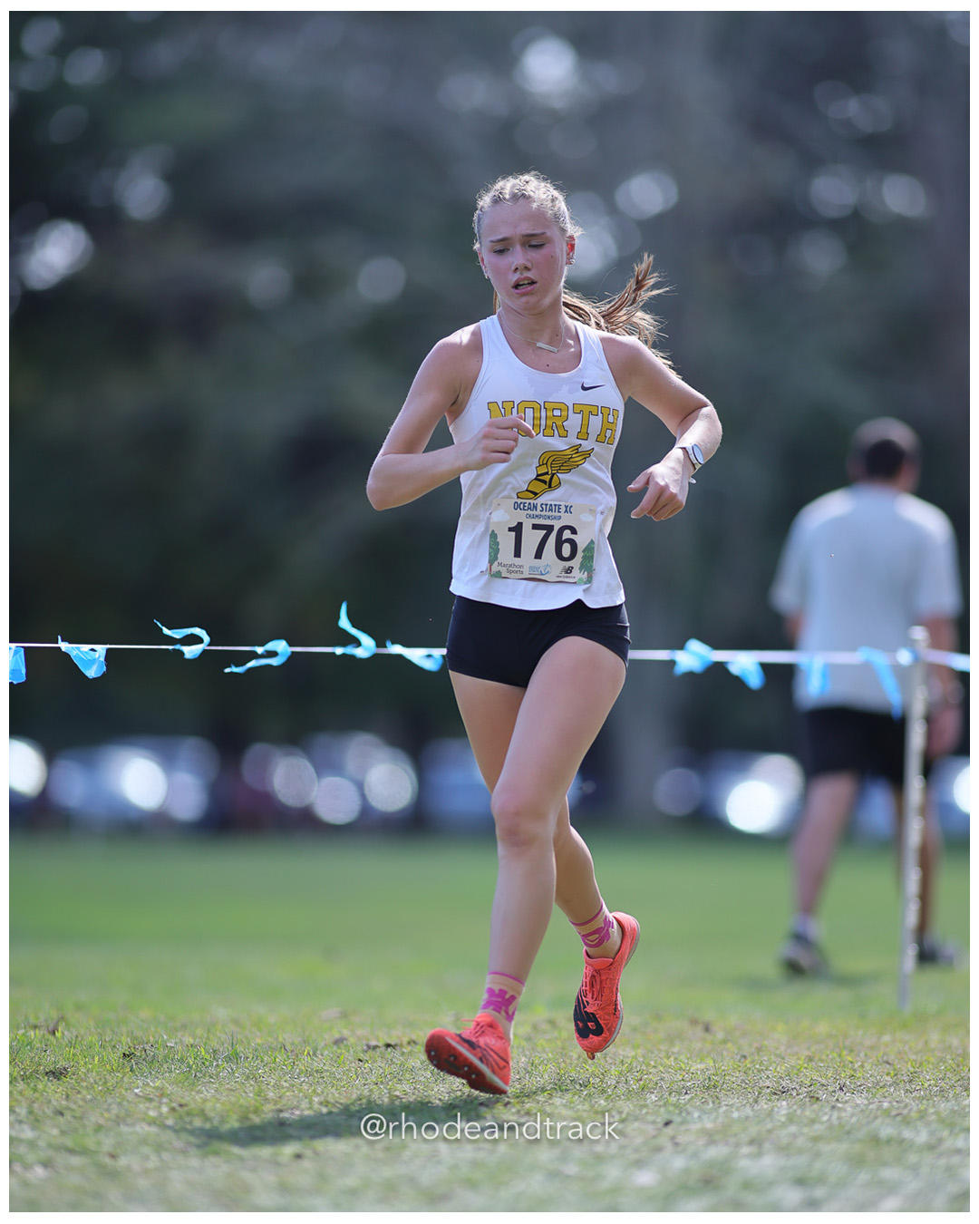 Lucy Stowe – North Kingstown High School - 2025 RI Ocean State XC Invitational - Goddard Memorial Park - Warwick, RI - September 27 2025 File: ./250927-2025-ocean-state-xc-invitational-warwick-ri-539-296A0340.jpg Lucy Stowe – North Kingstown High School - 2025 RI Ocean State XC Invitational - Goddard Memorial Park - Warwick, RI - September 27 2025 –…
