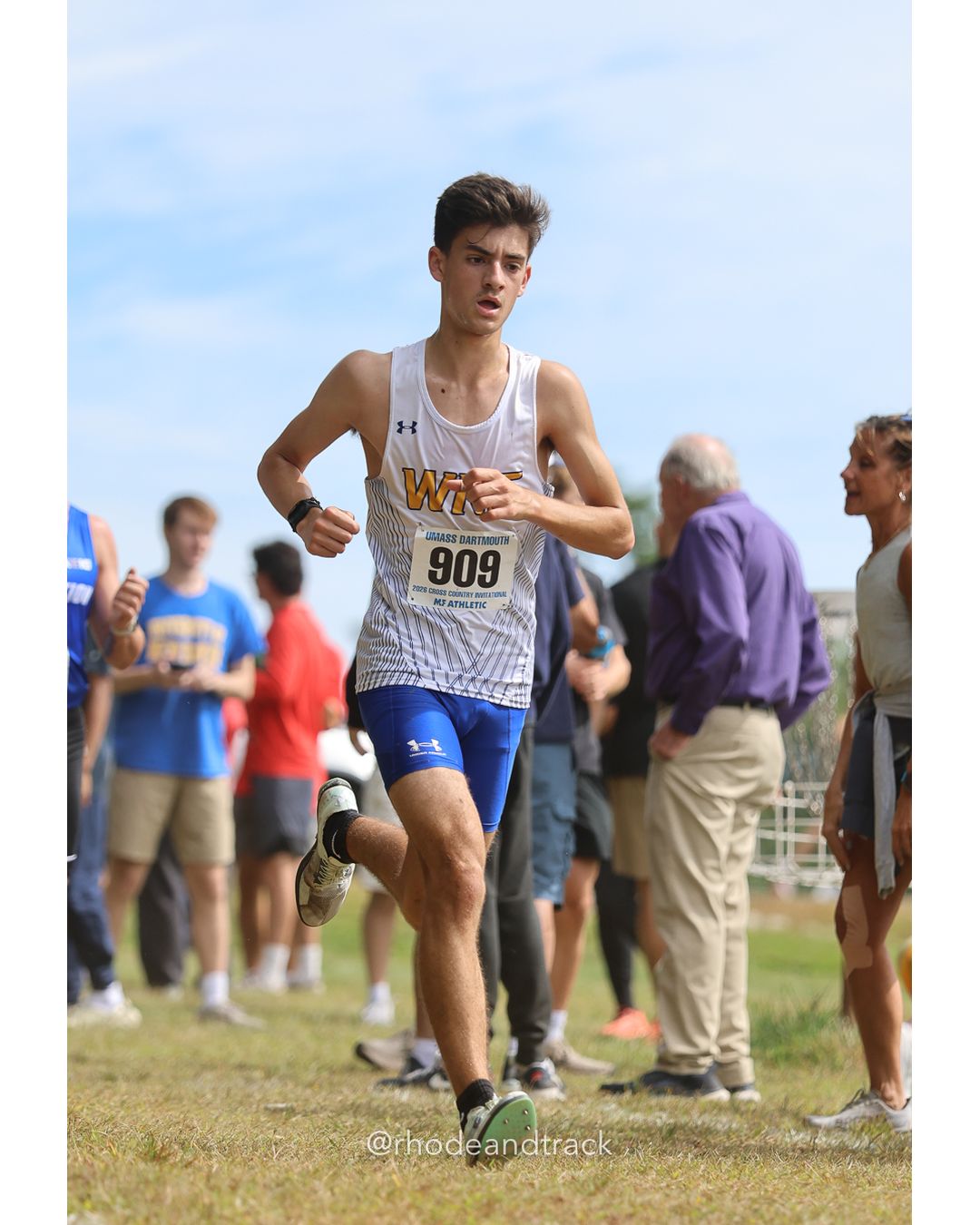 #909 Lucas Franco, Western NE, 8k Run - Men (Gold-35:cap), P124, 27:16.18 - 2026 UMass Dartmouth XC Invitational - UMass Dartmouth - Dartmouth, Massachusetts - September 19, 2026 File: ./260919-2026-UMass-Dartmouth-XC-Invitational-323-398A9513.jpg #909 Lucas Franco, Western NE, 8k Run - Men (Gold-35:cap), P124, 27:16.18 - 2026 UMass Dartmouth XC Invitational - UMass Dartmouth - Dartmo…